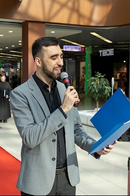 В ТРЦ «Тау Галерея» прошел концерт в поддержку благотворительной фотовыставки