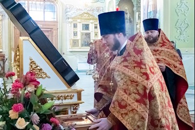 В Покровском соборе Саратова встретили ковчег с частицей мощей святого великомученика Пантелеимона