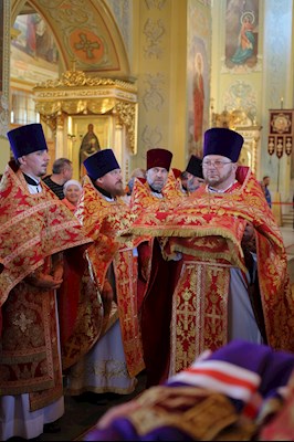 Епископ Тарасий совершил Божественную литургию в Покровском соборе г. Саратова, у ковчега с мощами святого великомученика Георгия Победоносца