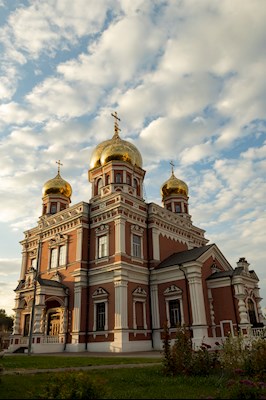 В Покровском соборе г. Саратова встретили ковчег с частицей мощей святителя Спиридона Тримифунтского