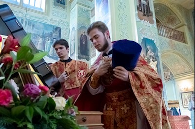 В Покровском соборе Саратова встретили ковчег с частицей мощей святого великомученика Пантелеимона