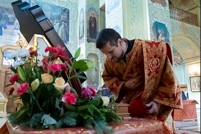 В Покровском соборе Саратова встретили ковчег с частицей мощей святого великомученика Пантелеимона