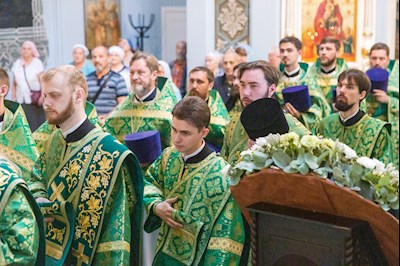 Митрополит Игнатий совершил Божественную литургию в Духосошественском соборе г. Саратова