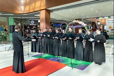 В ТРЦ «Тау Галерея» прошел концерт в поддержку благотворительной фотовыставки