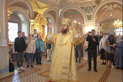 Митрополит Игнатий совершил Божественную литургию в Свято-Троицком кафедральном соборе г. Саратова