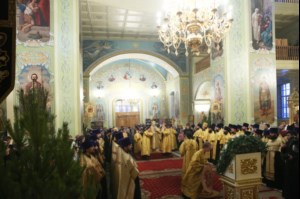 Митрополит Лонгин совершил Великую Рождественскую вечерню