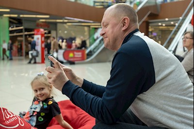 В ТРЦ «Тау Галерея» прошел концерт в поддержку благотворительной фотовыставки