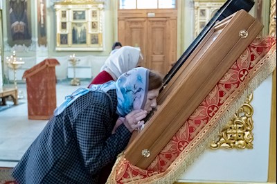 В Покровском соборе Саратова встретили ковчег с частицей мощей святого великомученика Пантелеимона