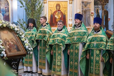 Митрополит Игнатий совершил Божественную литургию в Духосошественском соборе г. Саратова