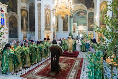 Митрополит Игнатий совершил Божественную литургию в Духосошественском соборе г. Саратова