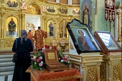 В Покровском соборе Саратова встретили ковчег с частицей мощей святого великомученика Пантелеимона