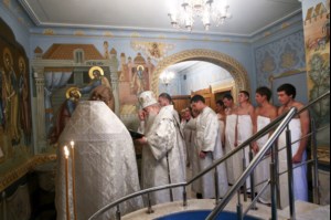 Крещальная литургия в Свято-Троицком соборе Саратова