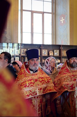 Епископ Тарасий совершил Божественную литургию в Покровском соборе г. Саратова, у ковчега с мощами святого великомученика Георгия Победоносца
