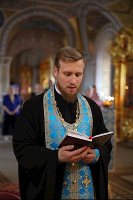 Вечернее богослужение с чтением акафиста Пресвятой Богородице в Свято-Троицком кафедральном соборе г. Саратова