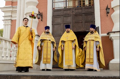 В Покровском соборе г. Саратова встретили ковчег с частицей мощей святителя Спиридона Тримифунтского
