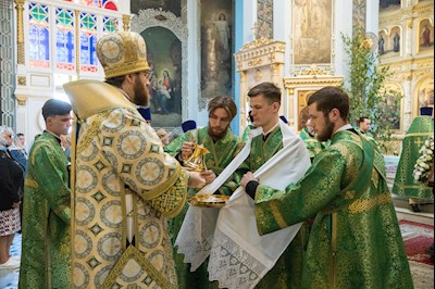 Митрополит Игнатий совершил Божественную литургию в Духосошественском соборе г. Саратова