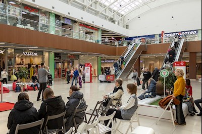 В ТРЦ «Тау Галерея» прошел концерт в поддержку благотворительной фотовыставки