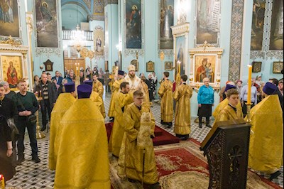 Митрополит Игнатий совершил Божественную литургию в Духосошественском соборе г. Саратова