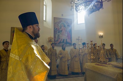 Митрополит Игнатий совершил Божественную литургию в соборном храме святителя Спиридона Тримифунтского г. Саратова