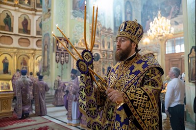 Митрополит Игнатий совершил Божественную литургию в Покровском соборе г. Саратова