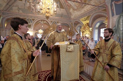 Митрополит Игнатий совершил Божественную литургию в Свято-Троицком кафедральном соборе г. Саратова
