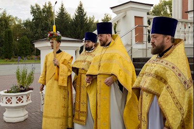 В Покровском соборе г. Саратова встретили ковчег с частицей мощей святителя Спиридона Тримифунтского