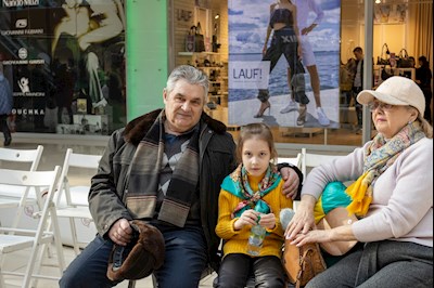 В ТРЦ «Тау Галерея» прошел концерт в поддержку благотворительной фотовыставки