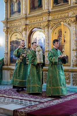 Митрополит Игнатий совершил Божественную литургию в Духосошественском соборе г. Саратова