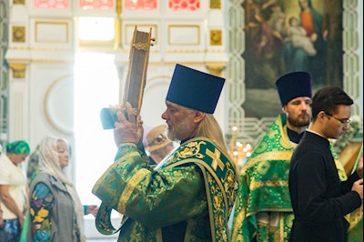 Митрополит Игнатий совершил Божественную литургию в Духосошественском соборе г. Саратова