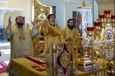 Митрополит Игнатий совершил Божественную литургию в храме апостола и евангелиста Иоанна Богослова при СПДС