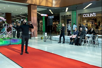 В ТРЦ «Тау Галерея» прошел концерт в поддержку благотворительной фотовыставки