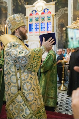 Митрополит Игнатий совершил Божественную литургию в Духосошественском соборе г. Саратова