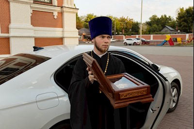 В Покровском соборе г. Саратова встретили ковчег с частицей мощей святителя Спиридона Тримифунтского