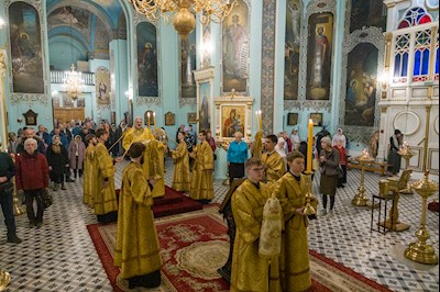 Митрополит Игнатий совершил Божественную литургию в Духосошественском соборе г. Саратова