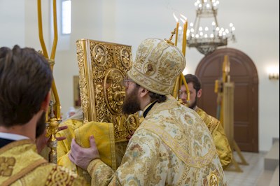 Митрополит Игнатий совершил Божественную литургию в соборном храме святителя Спиридона Тримифунтского г. Саратова