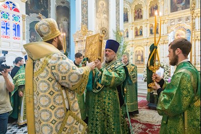 Митрополит Игнатий совершил Божественную литургию в Духосошественском соборе г. Саратова
