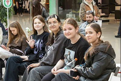 В ТРЦ «Тау Галерея» прошел концерт в поддержку благотворительной фотовыставки