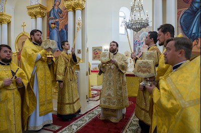 Митрополит Игнатий совершил Божественную литургию в соборном храме святителя Спиридона Тримифунтского г. Саратова