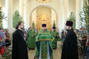 Божественная литургия и Великая вечерня в Свято-Троицком соборе Вольска