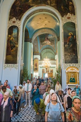Митрополит Игнатий совершил Божественную литургию в Духосошественском соборе г. Саратова