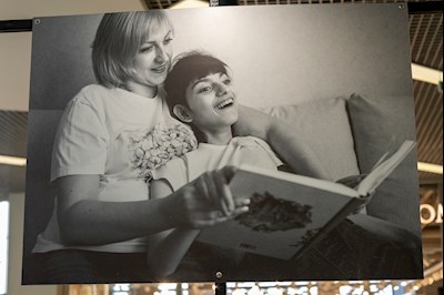 В ТРЦ «Тау Галерея» прошел концерт в поддержку благотворительной фотовыставки