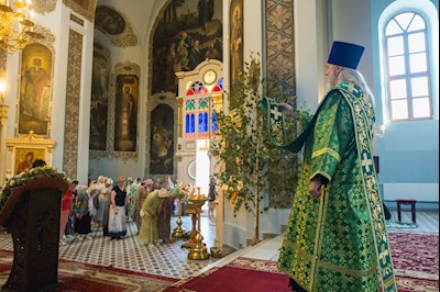 Митрополит Игнатий совершил Божественную литургию в Духосошественском соборе г. Саратова