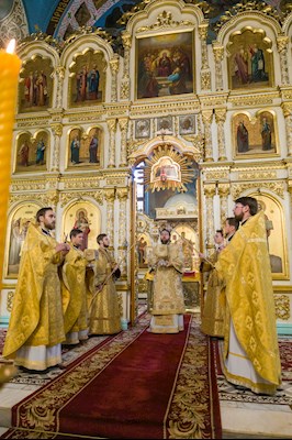 Митрополит Игнатий совершил Божественную литургию в Духосошественском соборе г. Саратова