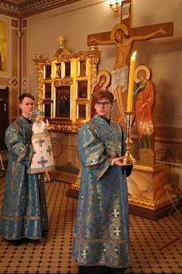 Вечернее богослужение с чтением акафиста Пресвятой Богородице в Свято-Троицком кафедральном соборе г. Саратова