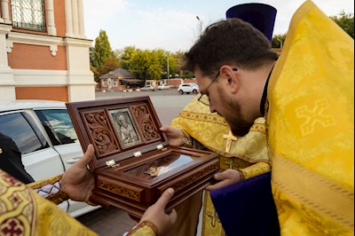В Покровском соборе г. Саратова встретили ковчег с частицей мощей святителя Спиридона Тримифунтского