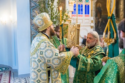 Митрополит Игнатий совершил Божественную литургию в Духосошественском соборе г. Саратова