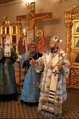 Вечернее богослужение с чтением акафиста Пресвятой Богородице в Свято-Троицком кафедральном соборе г. Саратова