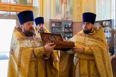 В Покровском соборе г. Саратова встретили ковчег с частицей мощей святителя Спиридона Тримифунтского