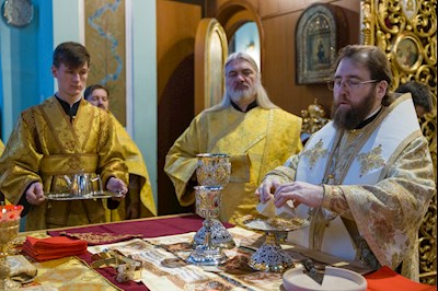 Митрополит Игнатий совершил Божественную литургию в Духосошественском соборе г. Саратова