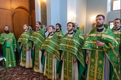 Митрополит Игнатий совершил Божественную литургию в Духосошественском соборе г. Саратова